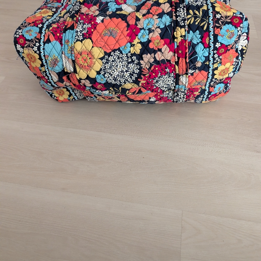Vera Bradley Medium Duffle Excellent Happy Snails - Picture 3 of 13
